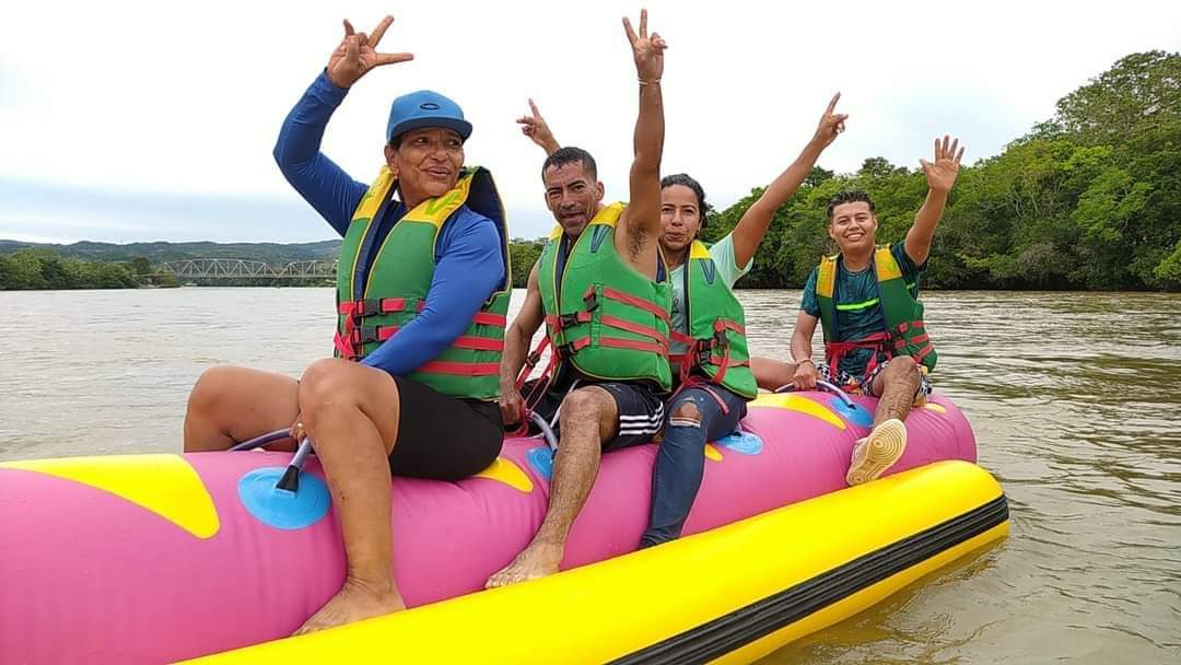 Turistas disfrutando actividad acuática