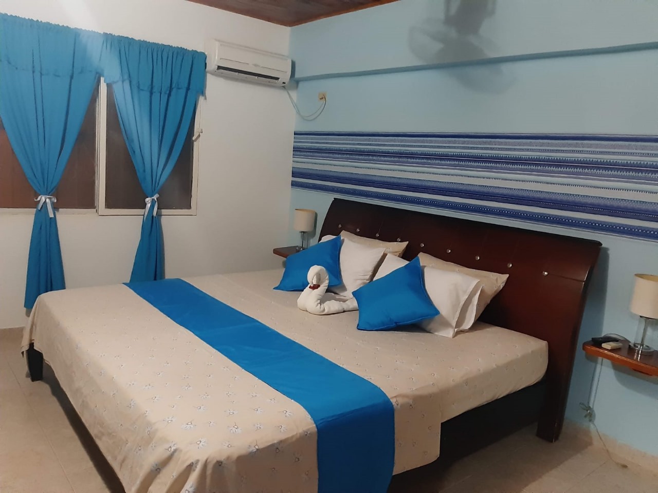 Habitación de Hotel Dianne con cama doble y detalles azules