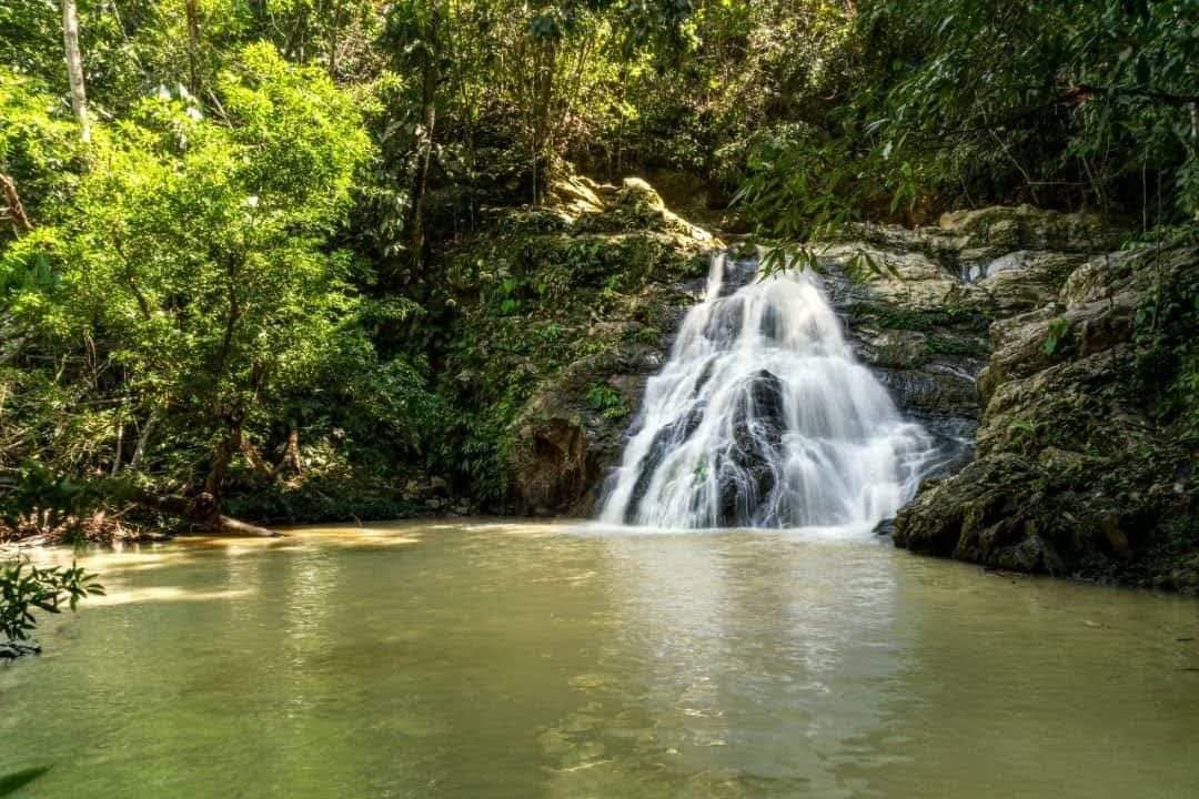 Cascada natural cerca de Puerto Nare