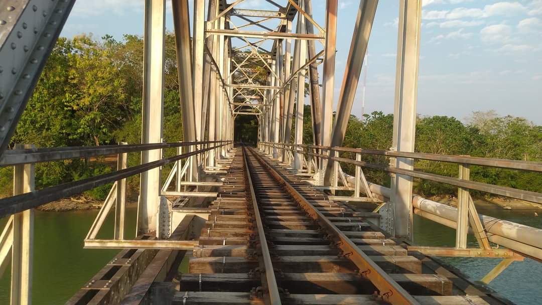 Puente y vía férrea sobre el río