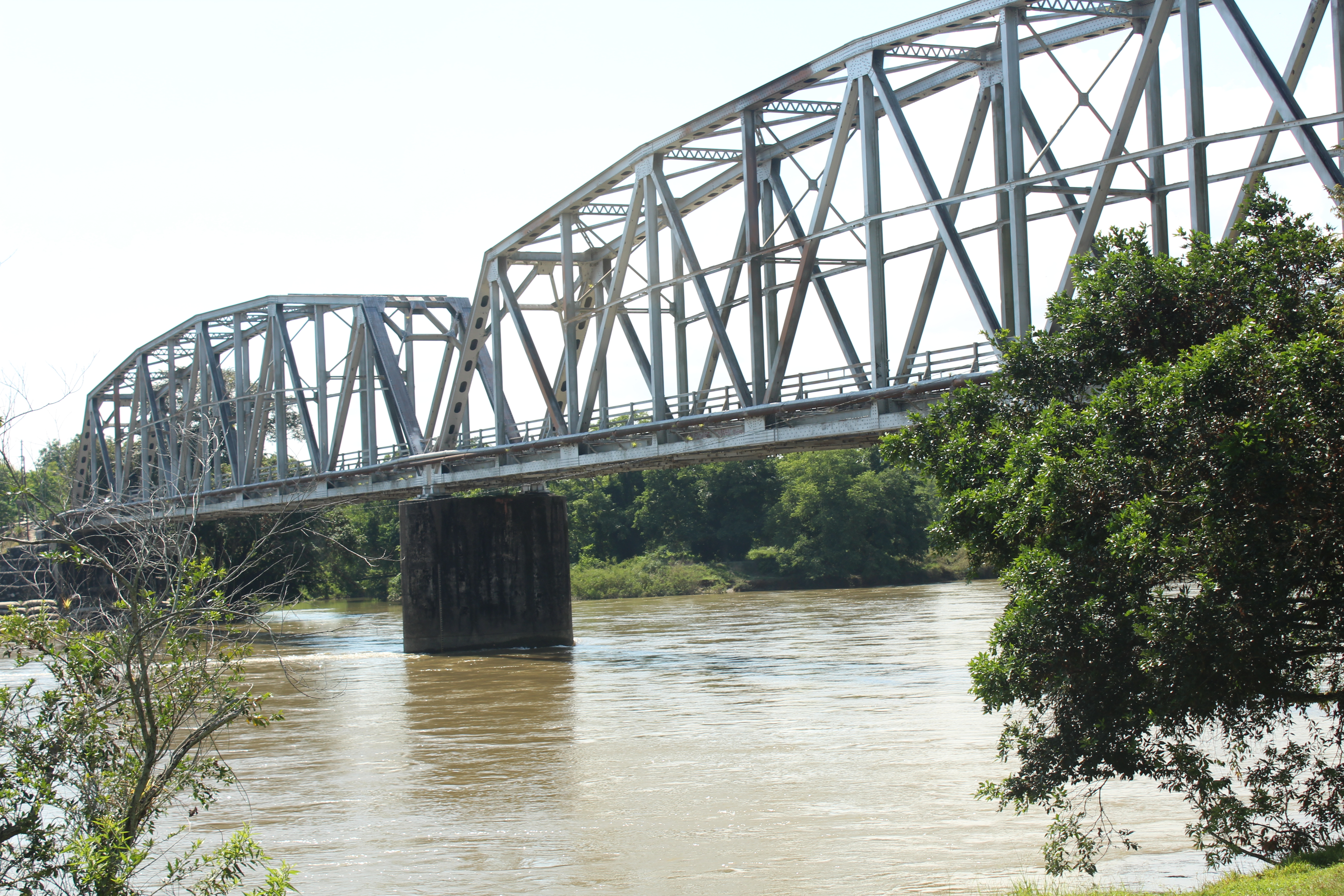 Puente férreo sobre el río